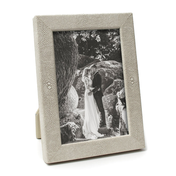 
  
    Cream Leather Embossed Stingray Photographer's Molding Frame
  
